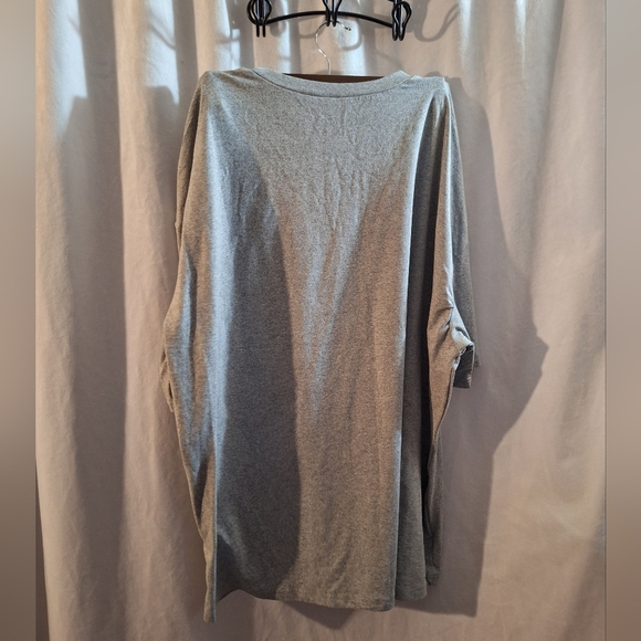 SHEIN Gray Tee with Red Graphic - Picture 2 of 5